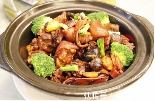 回娘家吃饭，妈妈拿出了拿手的猪蹄做法，老公非要妈妈教着做