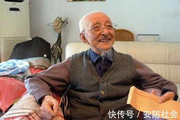 雪梨|中医建议肝火旺的人，谨记一句话，多吃“3果”，预防口臭失眠