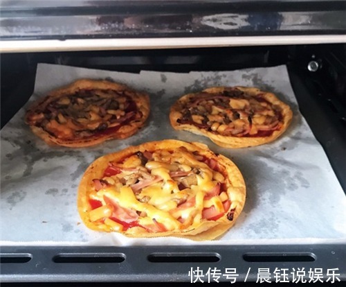 想吃披萨不用买，用饺子皮做一盘，好吃简单便捷，馅料非常足