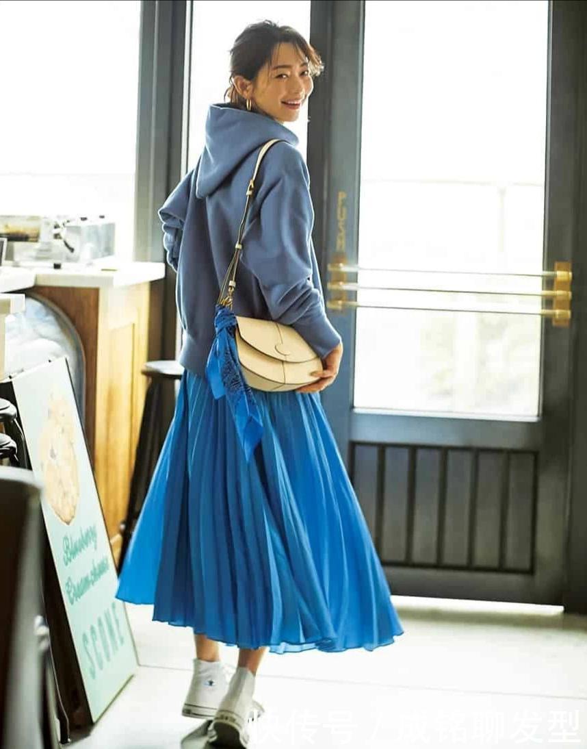 开春别总穿裤装,今年流行“卫衣+半身裙”,时尚优雅又显年轻