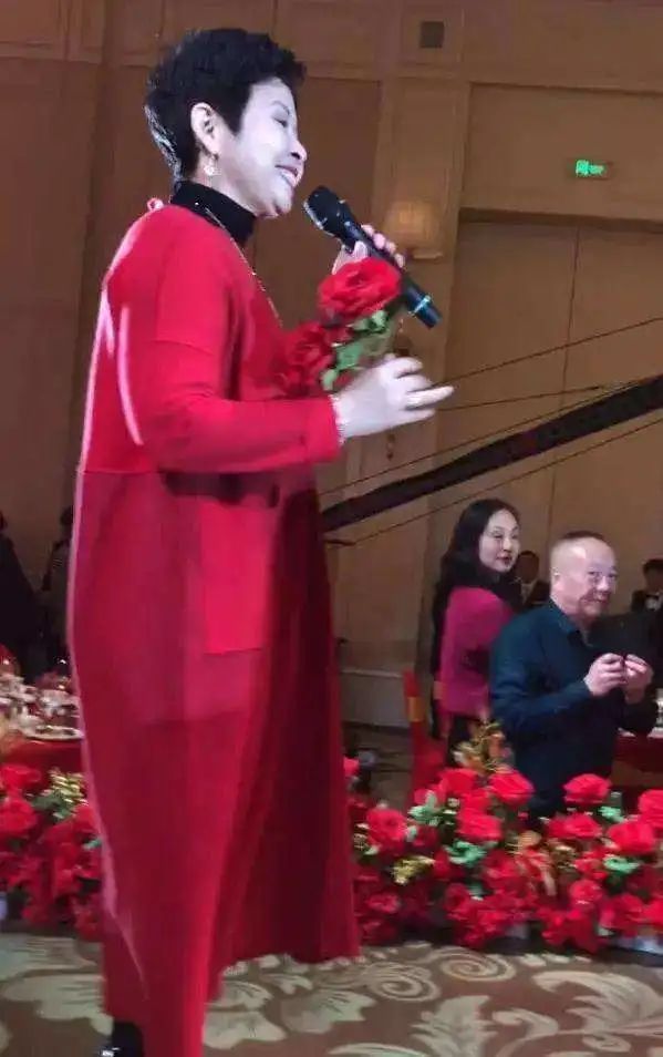 厉害|大家都是认识董文华的,可以说她整个人在唱歌方面还是比较厉害