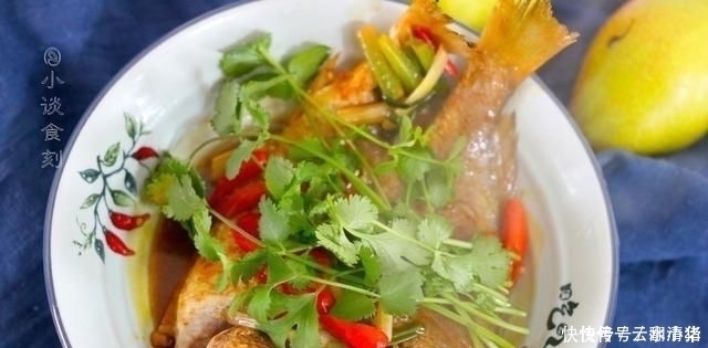 烧鱼时,用料酒还是啤酒大厨透露都不对,加它鱼肉不腥还鲜嫩