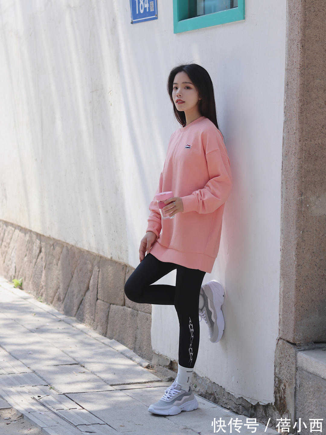 休闲 卫衣不知道怎么穿?试试经典的浅粉色,少女感很强,出街也美美哒
