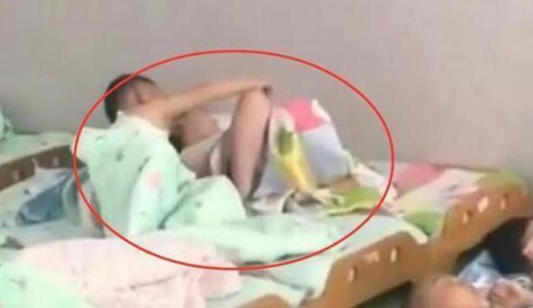 青春期|幼儿园老师将孩子午休照发至群众,家长大怒今天必须给个说法!