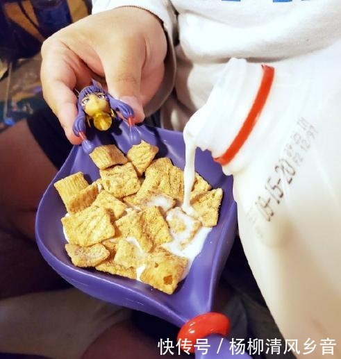 食物|拿手办泡面已经不新鲜了，“丧心病狂”的大佬已经用手办装食物了