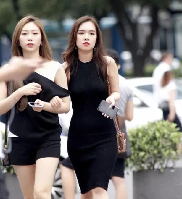 街拍：面带清新的微笑，白色上衣搭配浅色牛仔裤，很显淑女气质