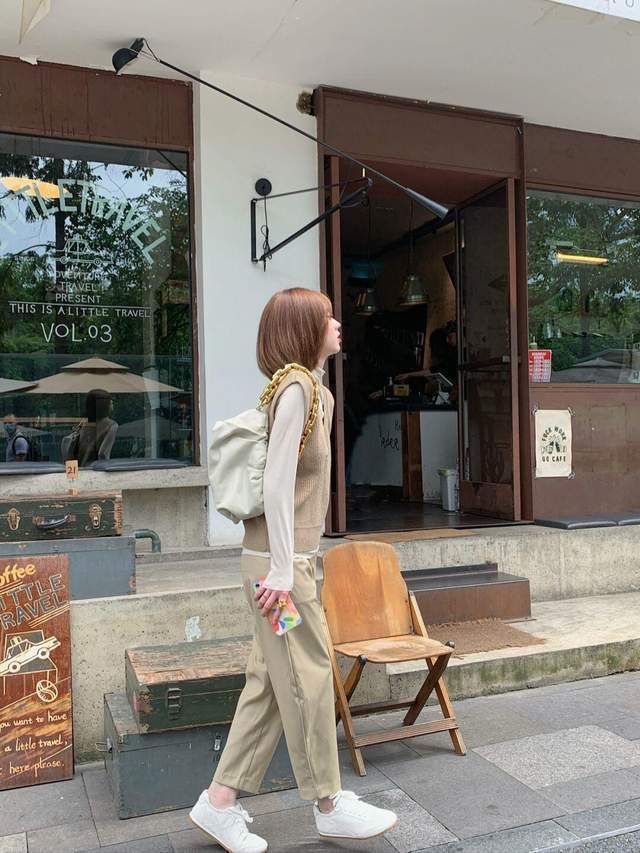 翻领|秋天怎样穿才有气色?身穿一件红色翻领连衣裙,穿上身复古又显白