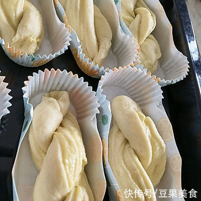 这道奶酥面包做起来容易,吃起来上瘾