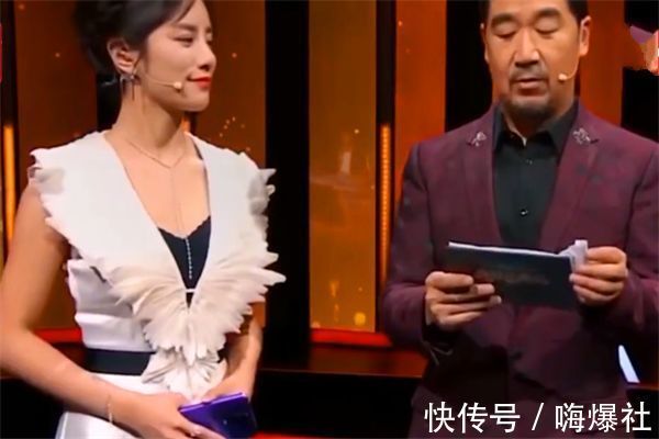 张国立|主持人穿衣失误少穿了一件衣服，张国立全程目不斜视，网友：真专业