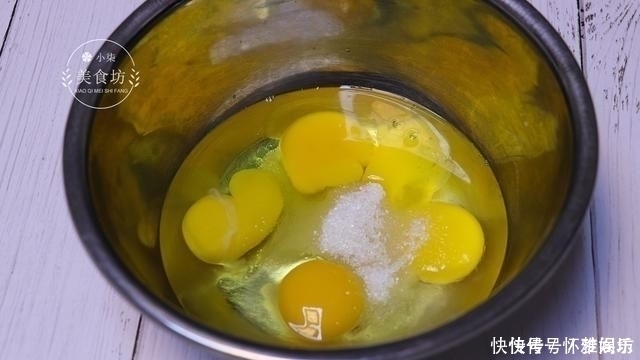 面粉里加4个鸡蛋,不发面,手不粘面,不放一滴水,孩子抢着吃