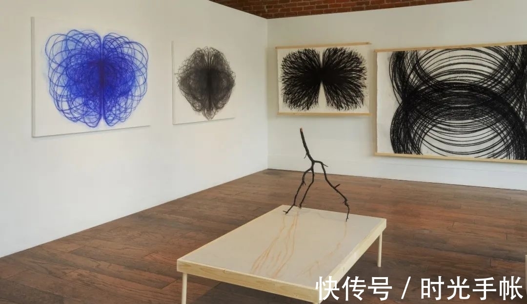 纸面!一边起舞一边画画的艺术家是怎么创作的?