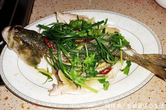 蒸鲈鱼时,不要抹盐和料酒,教你正确做法,鱼肉鲜嫩无腥味