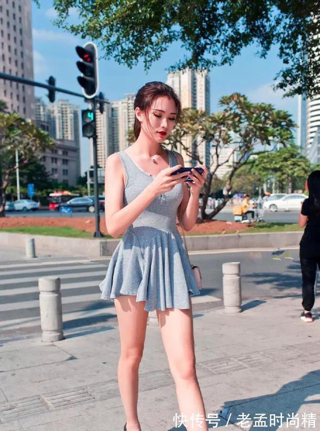 微胖 街拍:小姐姐高跟鞋搭配连衣裙,让女性散发出优雅迷人的气息