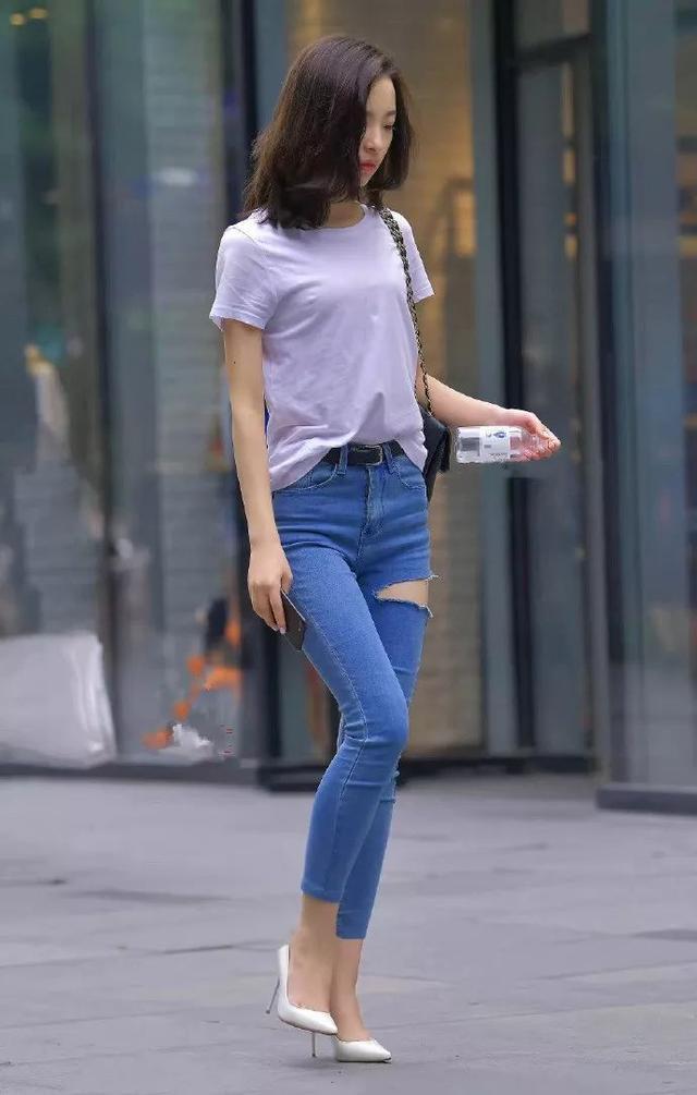 街拍：美女身穿长裙配尖头细跟的高跟鞋，尽显时尚风采