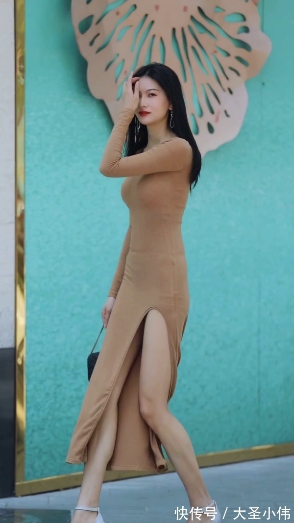 银白色|美女街拍:温柔的小姐姐,身穿卡其色连衣裙,开叉设计展现出令人羡慕的大长腿