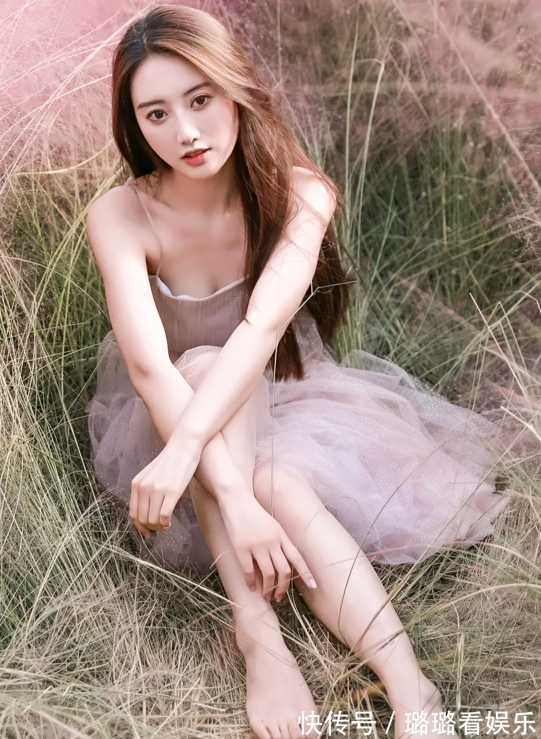 步云#七绝·十首丨潭里落霞随梦碎,侧身挥袖步云归