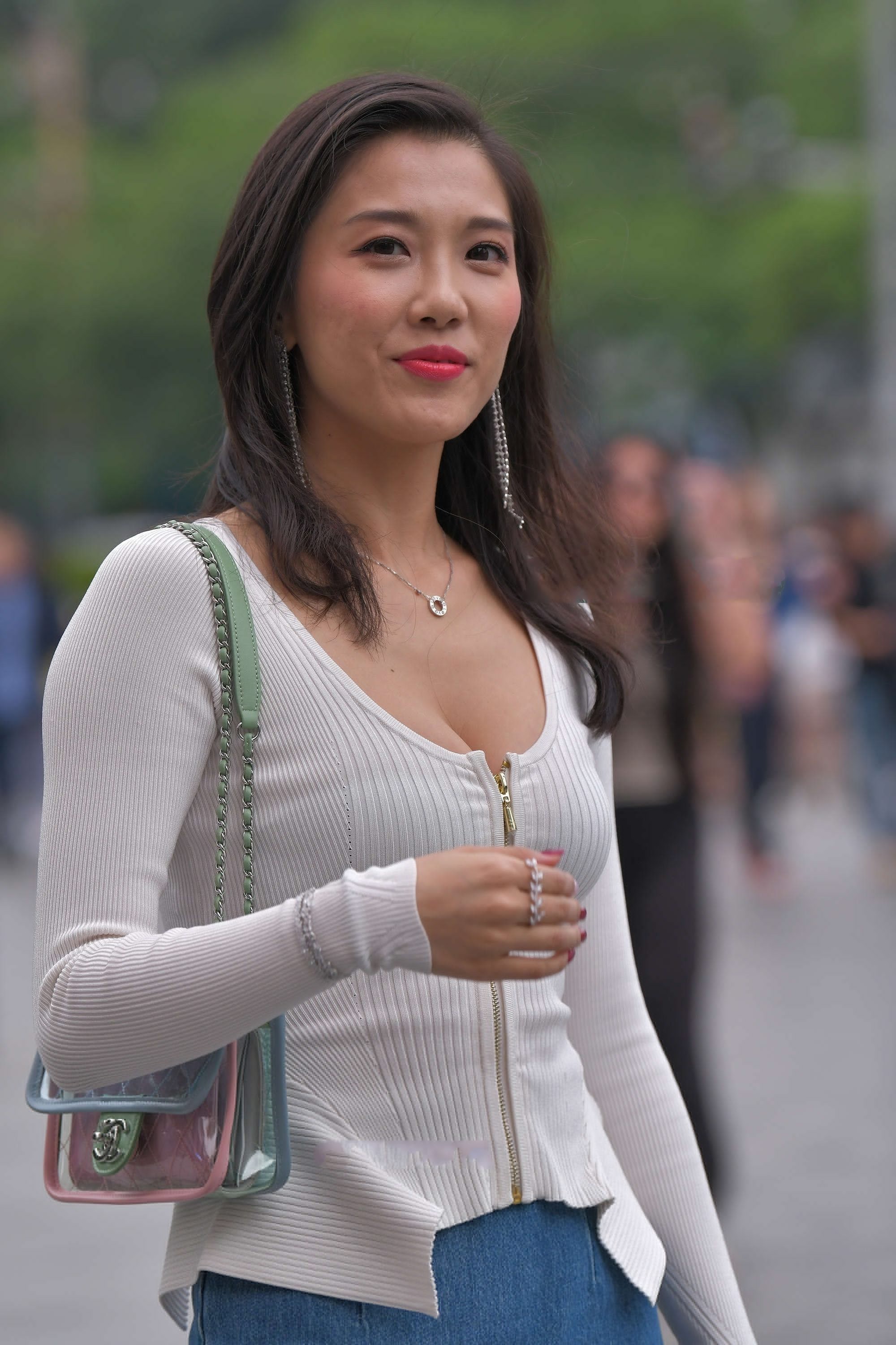 长袖 白色针织长袖搭配牛仔裙,设计感十足,凸显独特美感