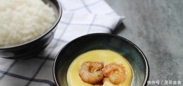 蒸鸡蛋羹,别再加生水了,掌握这3个技巧,鸡蛋羹嫩滑无气孔!