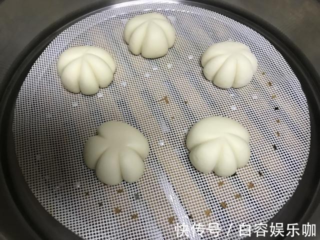 蒸制|80岁奶奶教我:馒头要想松软白胖又光滑,这2点很重要,涨知识