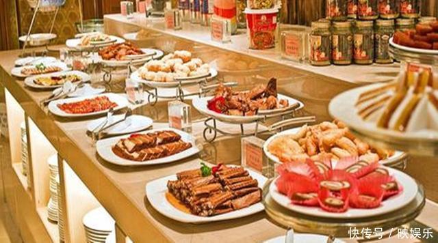 吃自助餐，聪明的人从来不拿这4种餐品，餐厅老板果然内行