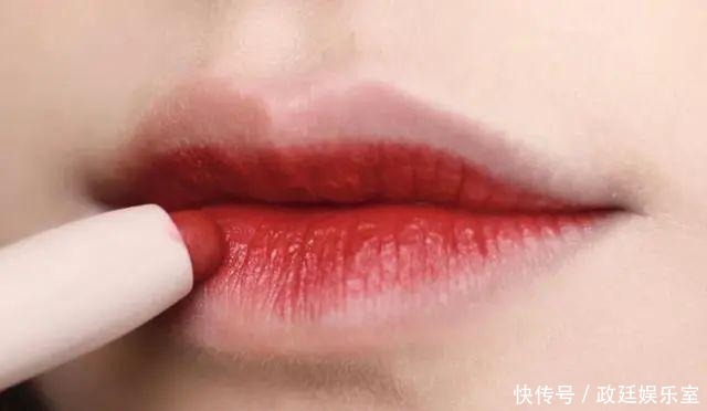 小姐妹|涂口红别再“抿嘴”了,会化妆的女生都这样做,唇感高级还持久