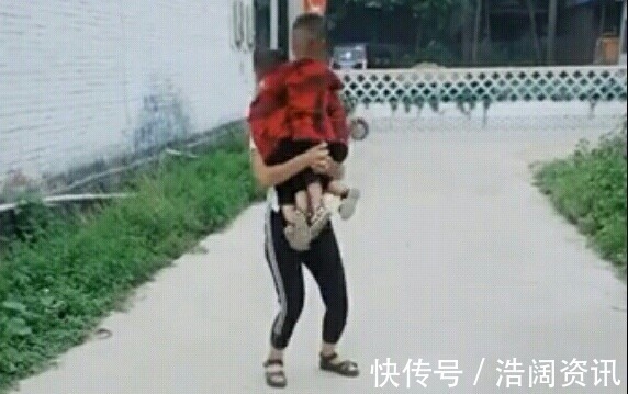 小敏|三胞胎哭闹都要妈妈抱,妈妈接下来的做法,丈夫看了不停地流眼泪