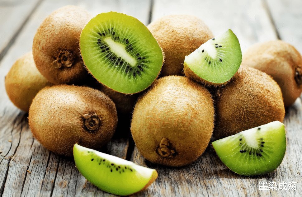 猕猴桃好吃难剥，总把手弄得脏脏的，但是你还没掌握方法