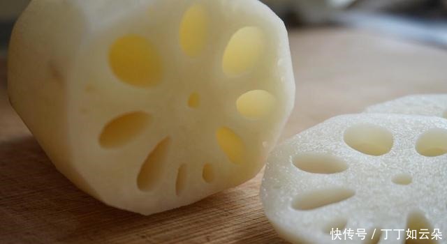 炸藕盒,调面糊用面粉还是淀粉3个窍门告诉你,焦香酥脆抢着吃