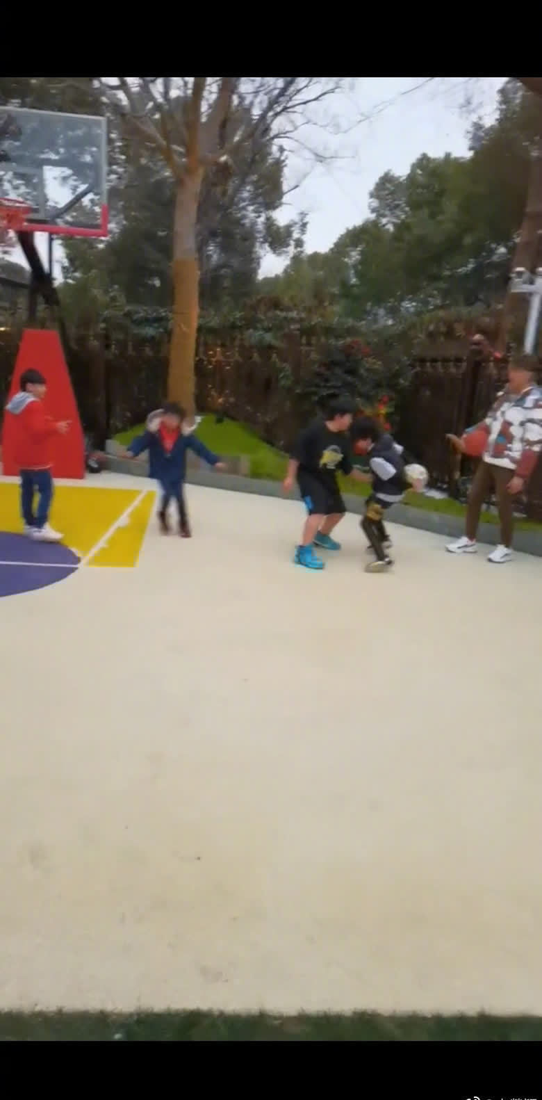 鄒市明吳尊劉畊宏等家庭聚會 網(wǎng)友直呼重現(xiàn)爸爸去哪兒