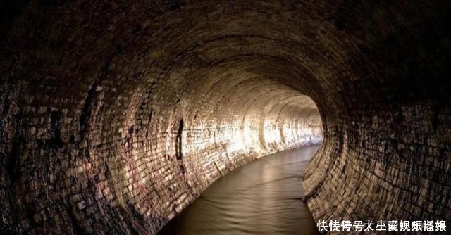 原子弹轰炸 发生核爆炸时,人立刻跳进下水道过河里,到底还能不能活命呢