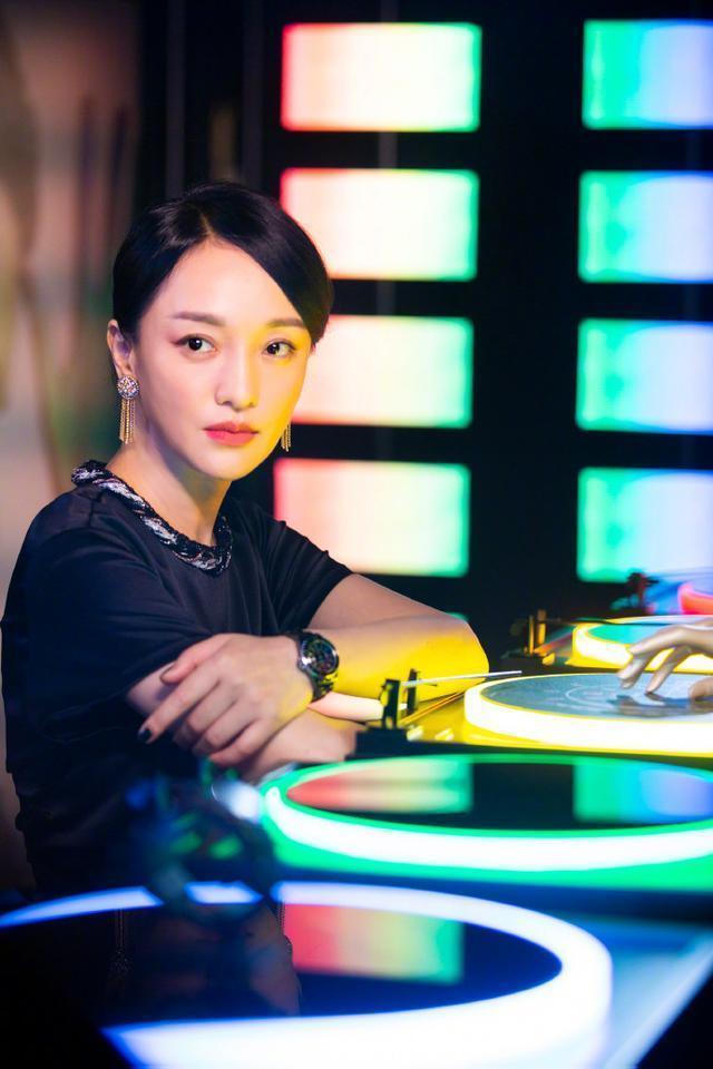 不老女神|周迅的身材让人自卑, 小黑裙也能穿出大姐大气场, “漫画腿”抢镜