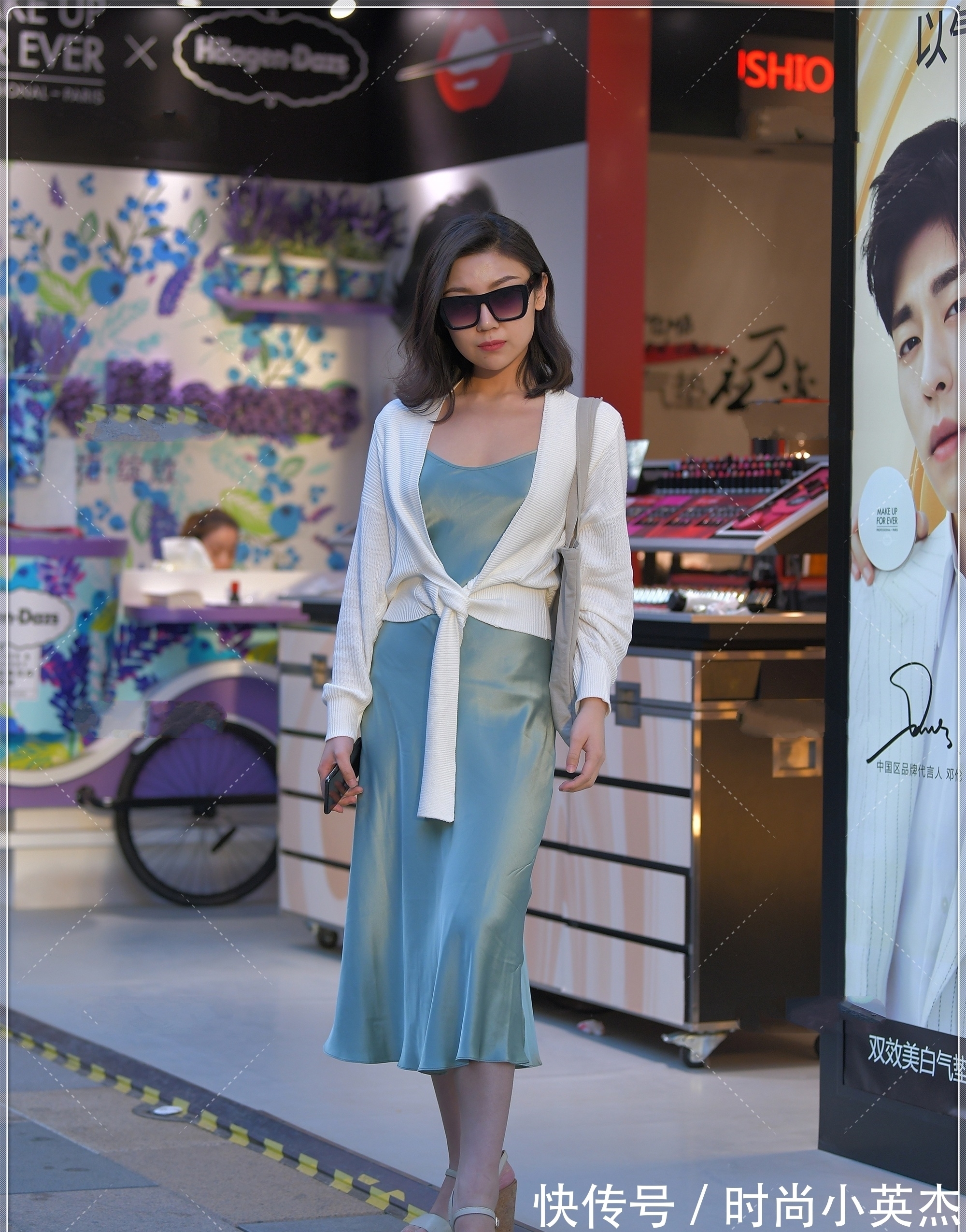 气质 湖蓝色真丝连衣裙外搭针织开衫,温婉可人,气质出众