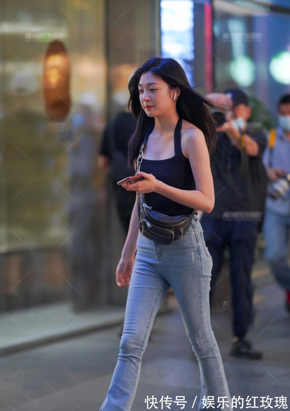 微喇叭裤|挂脖衫配修身微喇叭裤,显瘦显身姿,靓丽简约休闲有型