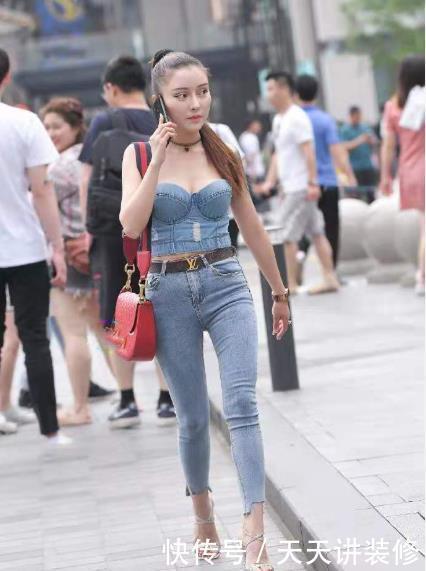 女人|见过大场面的女人，打底裤从不配短裙，这样搭减龄又时髦
