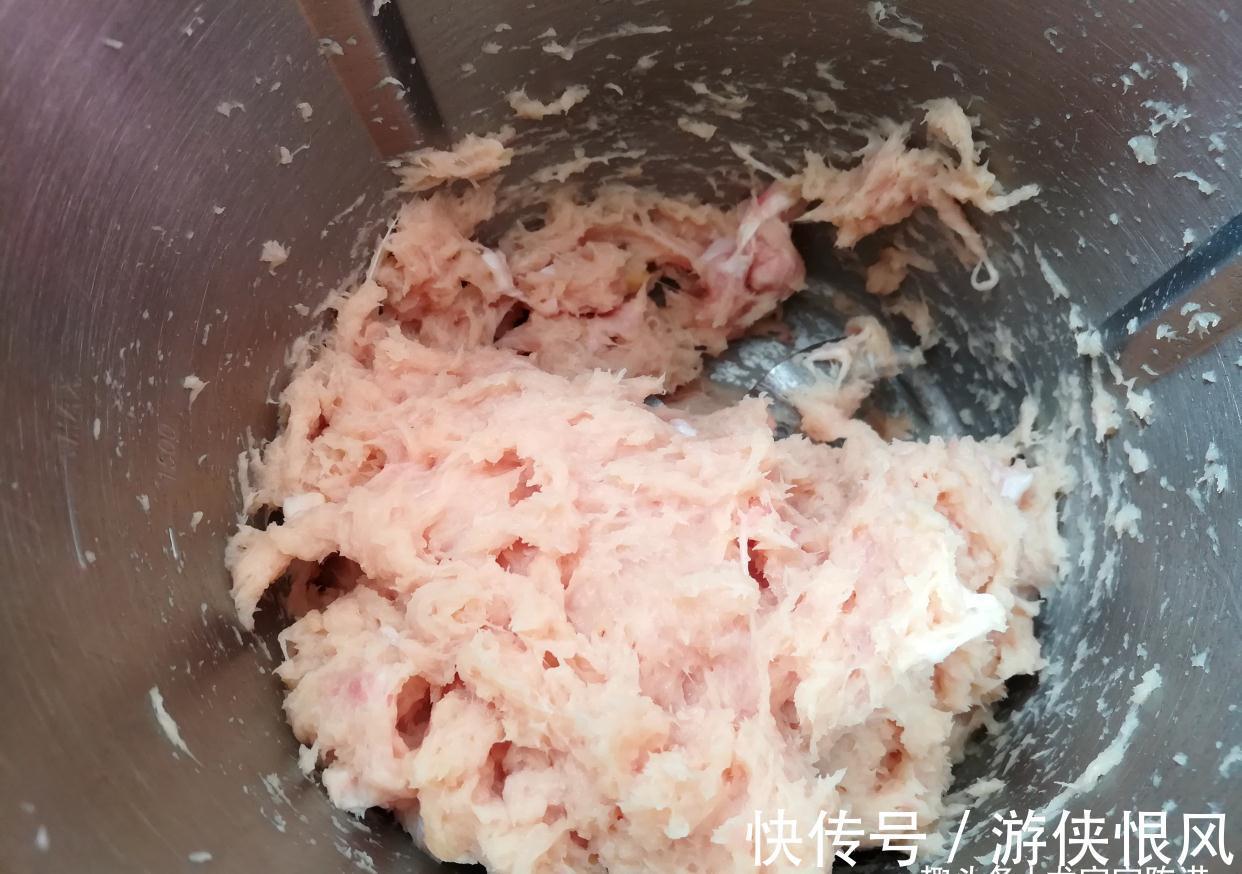 自制香肠并不难，只需1种调味料，一次就成功，孩子超爱吃