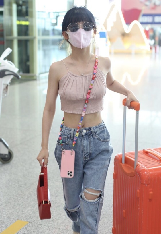 赖美云|赖美云身材比例出众，穿短款吊带搭配牛仔裤，细腰长腿抢眼又抢镜