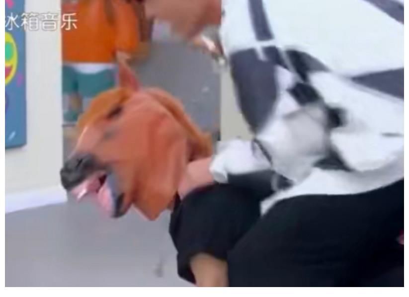 何尔萌|《拜冰轰趴季》评分3.1，看王嘉尔被当成马骑，这评分一点不冤枉
