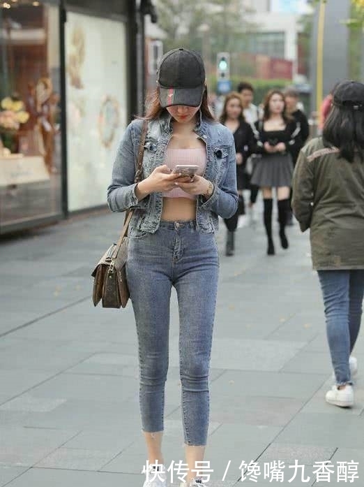 大长|街拍:时尚的紧身牛仔裤更能彰显美女们大长腿的优雅、性感