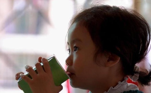 胃肠痉挛|提醒别在3个时间强迫孩子喝水,容易积食还伤脾,父母长点心