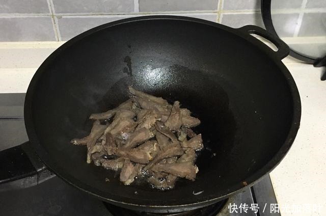  家常|家常小炒白菜帮炒腊牛肉，口感脆爽微甜，牛肉入味软烂浓郁