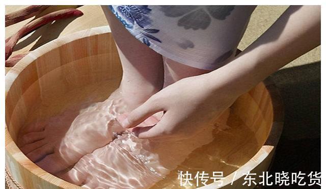 热水泡脚|每天用热水泡脚,到底是养生还是“减寿”?听听医生是怎么说的