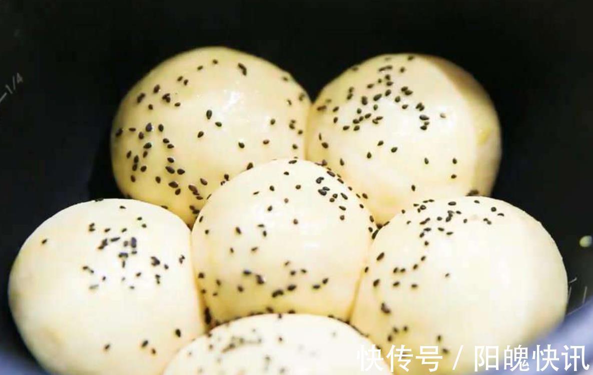 面粉|电饭煲蛋糕做完了，咱再来做电饭煲面包，蓬松柔软还拉丝，太香了