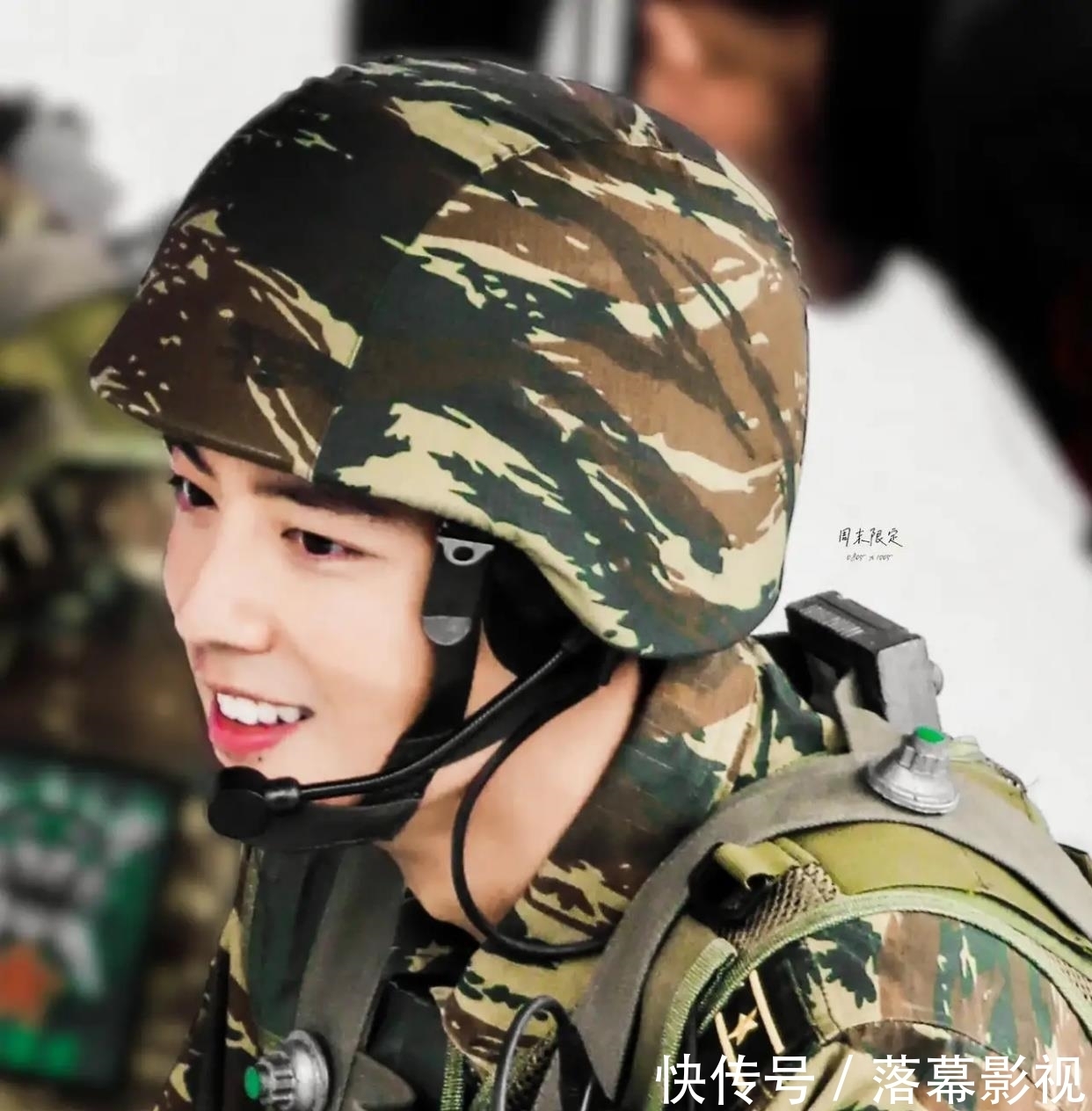 《文汇报》报道王牌部队:穿上军装的肖战,展现了军人的热血坚毅