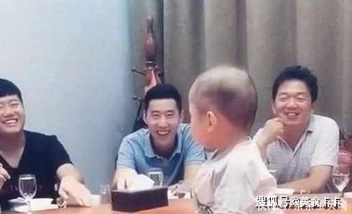 宝宝|爸爸带宝宝出去喝酒,妈妈不放心视频通话,看到这画面妈妈笑喷了