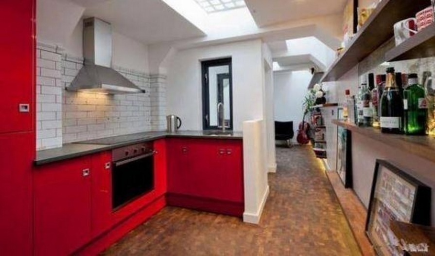 劳伦|买不起房,女子买下公共厕所,动手改装成豪宅,引网友热议