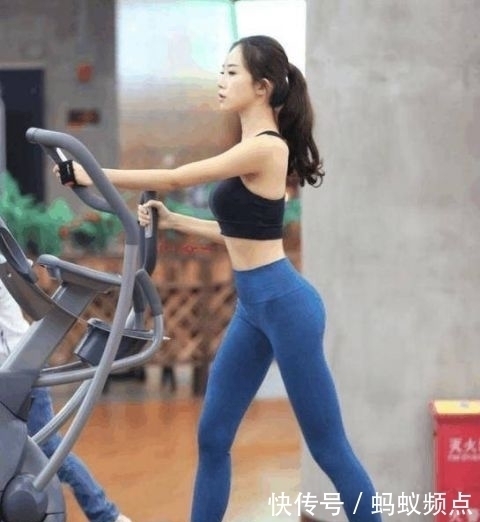 匀称|街拍:匀称身材的小姐姐,搭配打底裤,很有时尚街头感!