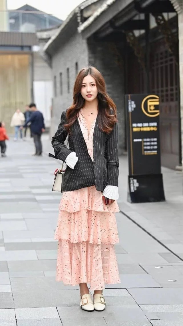 街拍:清新素雅的美女,淡粉色的裙子柔美大方,活力十足