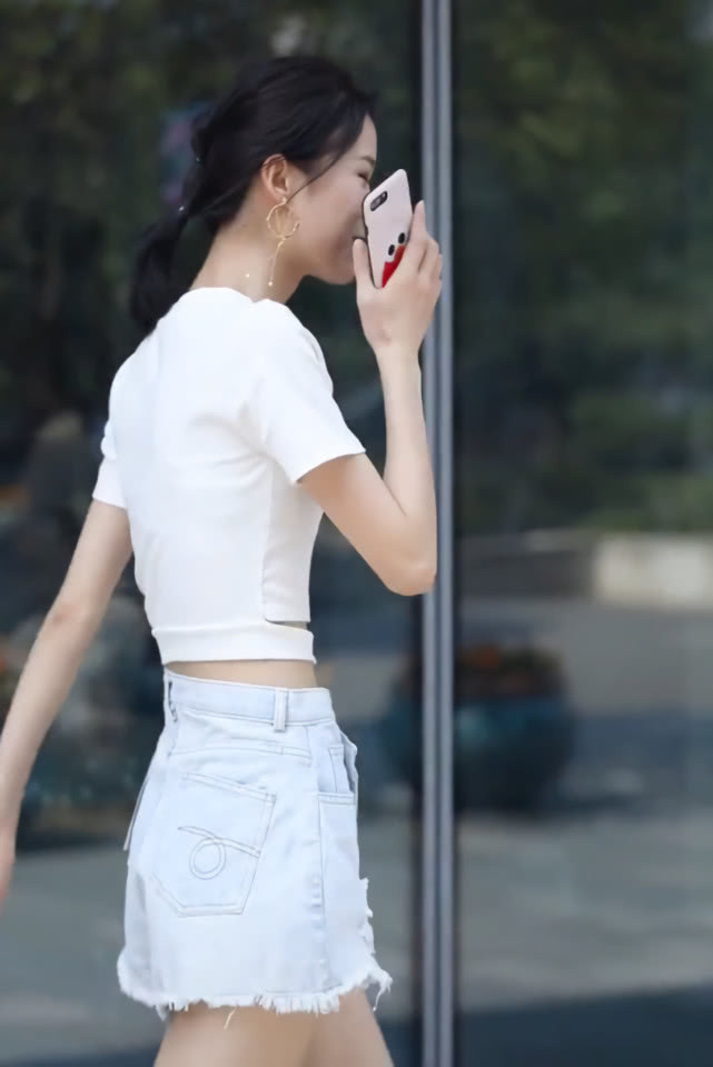 肚脐 普通短袖该淘汰了,小姐姐绑线短T超显瘦,搭牛仔凹出“纸片腰”