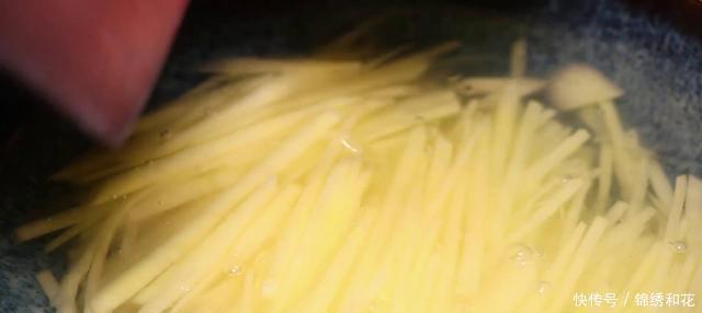 土豆丝里打两个鸡蛋,没想到这么好吃,我家一周做3次!