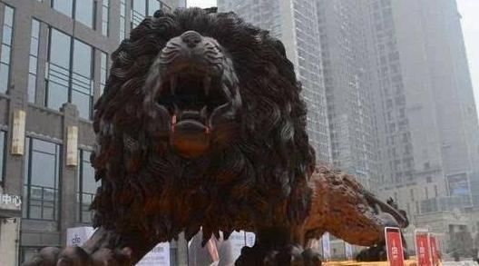 当年雕刻东方雄狮的男子,富商出300万被他拒绝,如今被迫砸手里